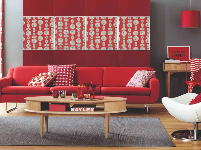 gam đỏ, cam, tím phối hợp tinh tế, tạo không gian sống rực rỡ