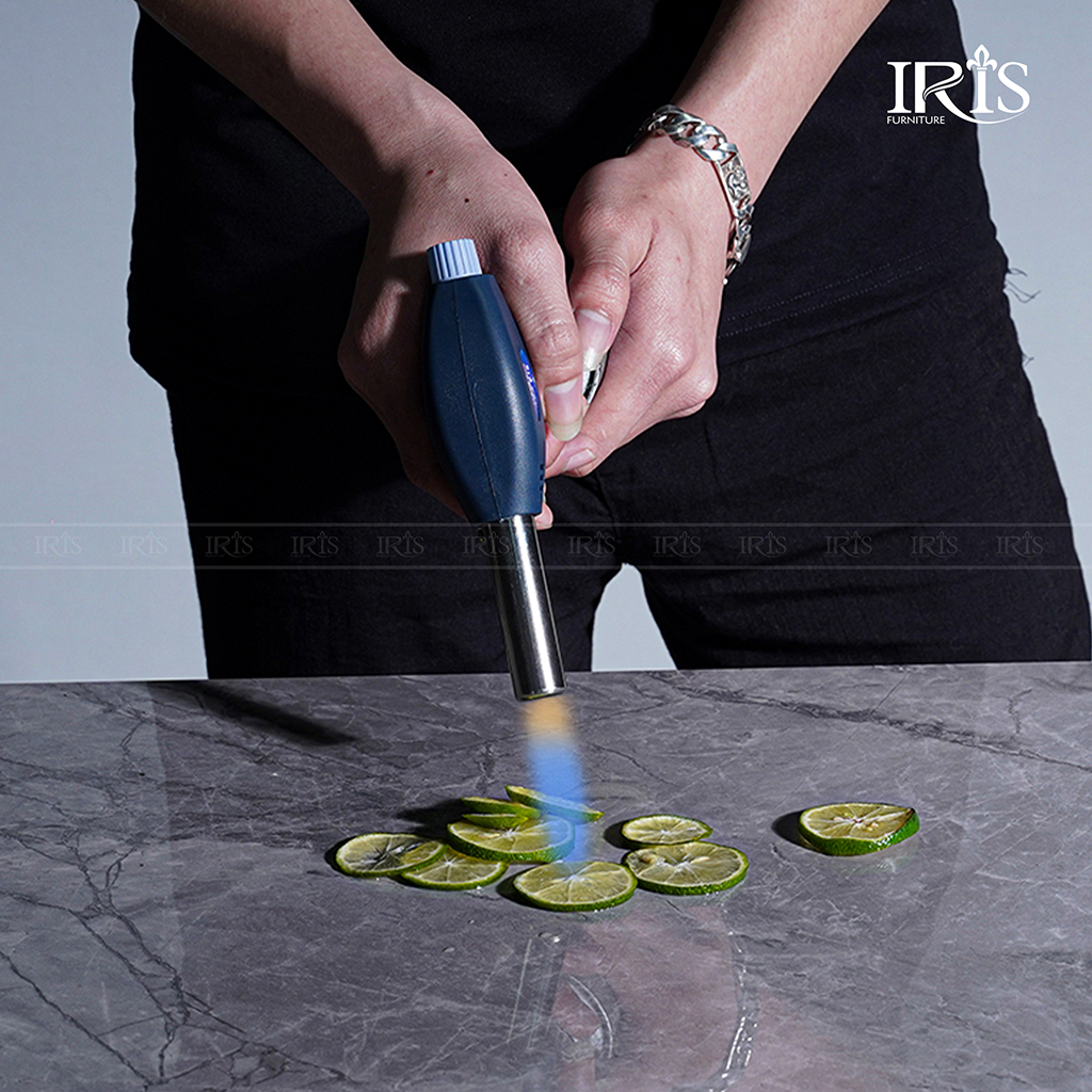 Mặt bàn được làm từ đá Ceramic cao cấp chịu nhiệt tốt