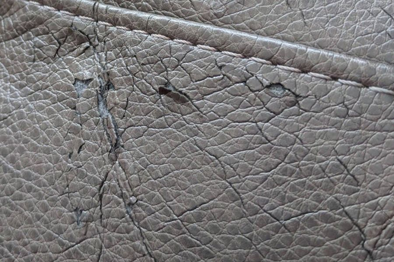 Bề mặt da cán rất dễ bị bong tróc, nứt gãy