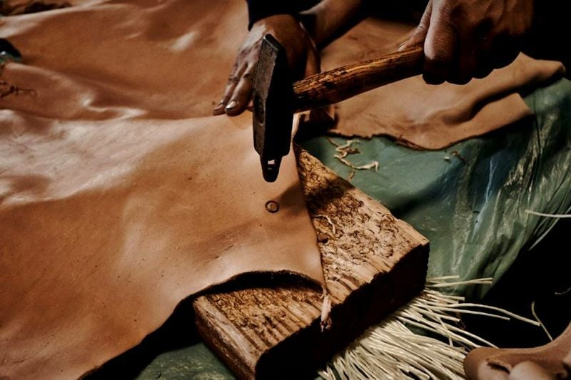 Da bò thuộc thảo mộc và da bò thuộc Crom về màu sắc