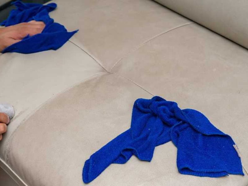 Lau qua bề mặt ghế bằng dung dịch chuyên dụng