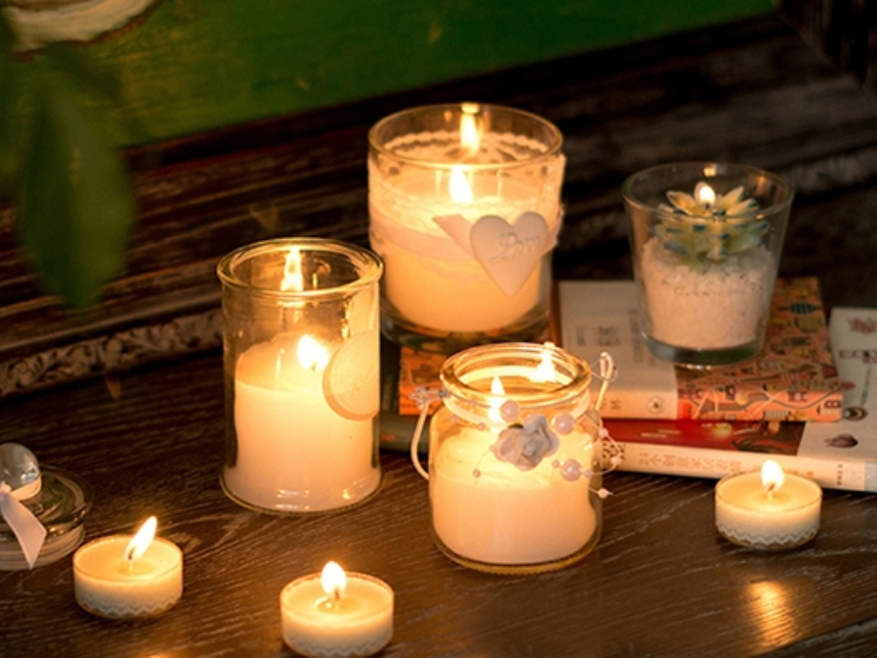 Nến thơm có tác dụng giúp khử mùi hôi, tạo hương thơm trong không khí