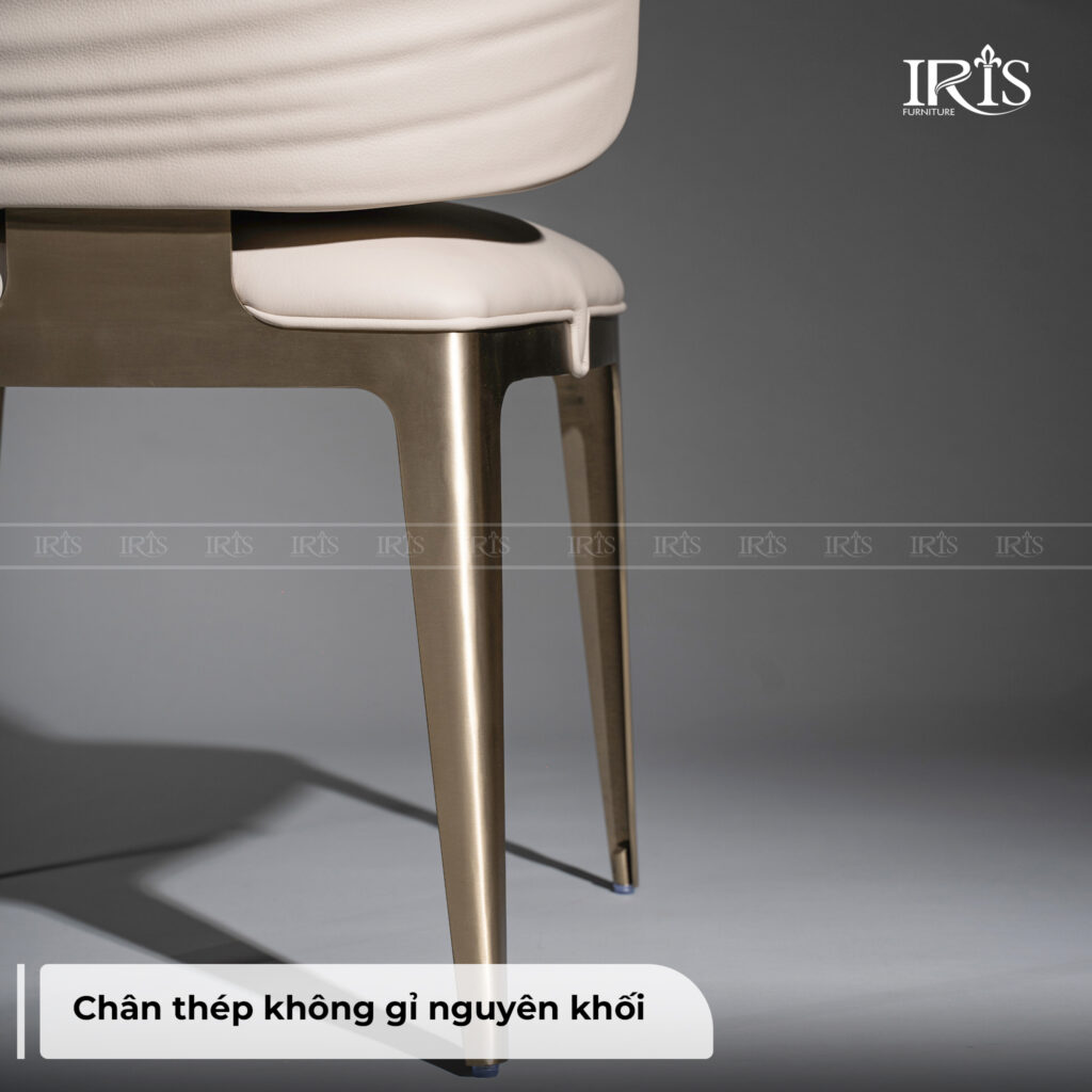 Khung chân là kim loại đặc uốn cong mềm mại