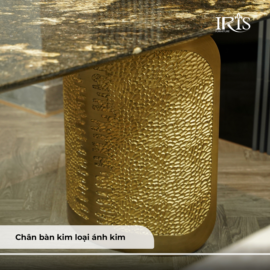 Chân bàn được đúc từ kim loại ánh kim nguyên chất