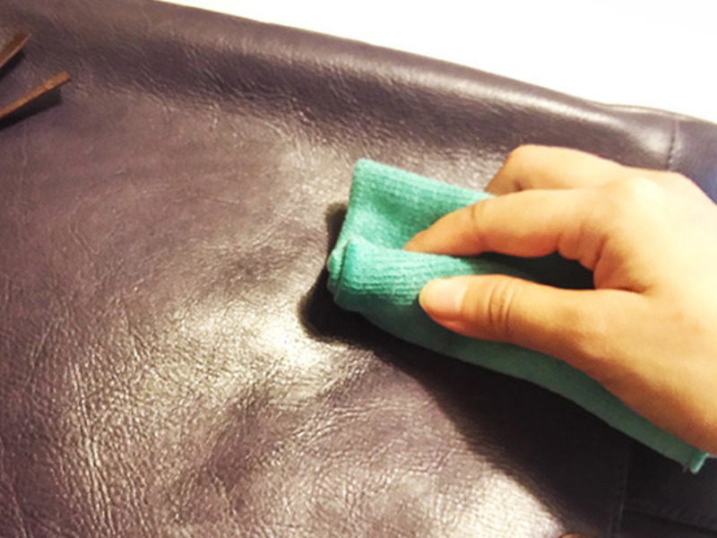 Vệ sinh da bò thuộc đúng cách giúp bề mặt da luôn bóng đẹp