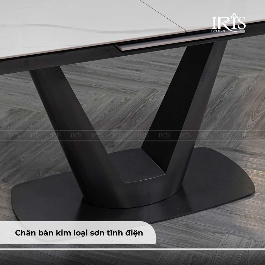 Chân bàn được làm từ kim loại sơn tĩnh điền chắc chắn