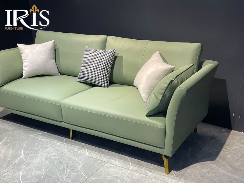 Sofa xanh lá tạo điểm nhấn nổi bật cho phòng khách