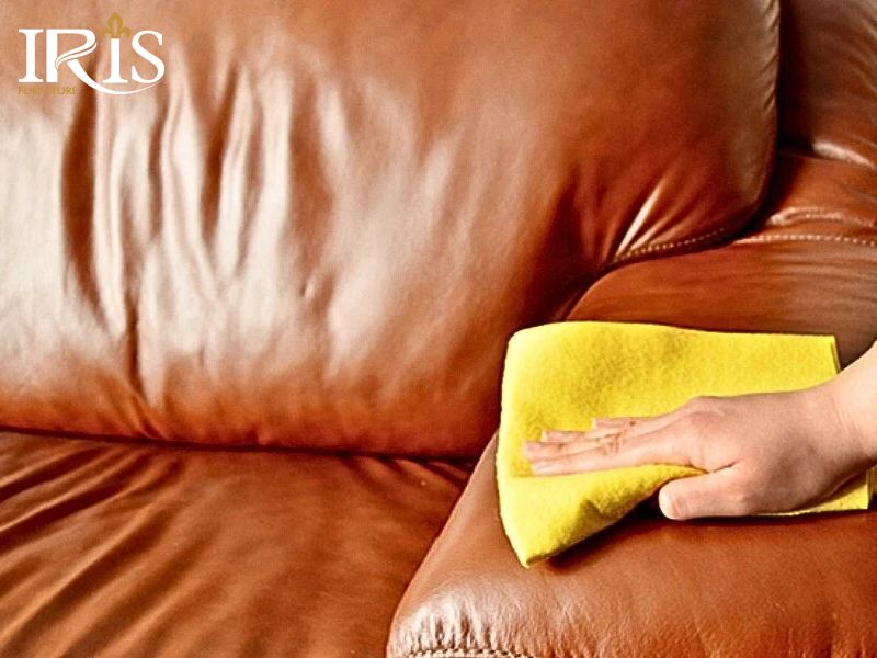 Vệ sinh sofa da bằng khăn mềm ẩm