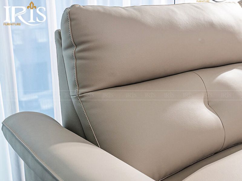 Người dùng kiểm tra chất liệu, kích thước và kiểu dáng trước khi chọn sofa 2m1.