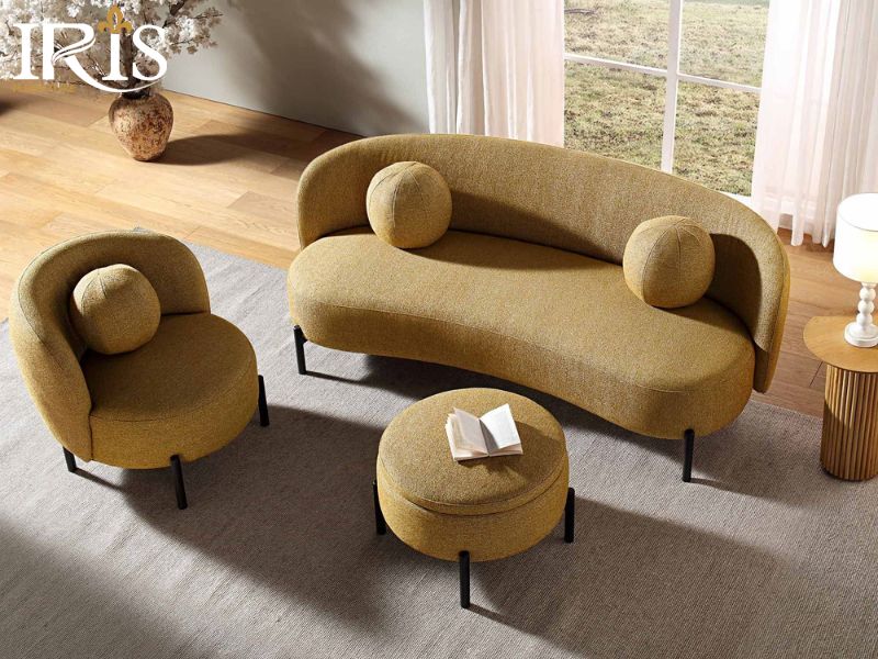 Sofa băng cong thiết kế mềm mại, tạo điểm nhấn duyên dáng cho phòng khách nhỏ.
