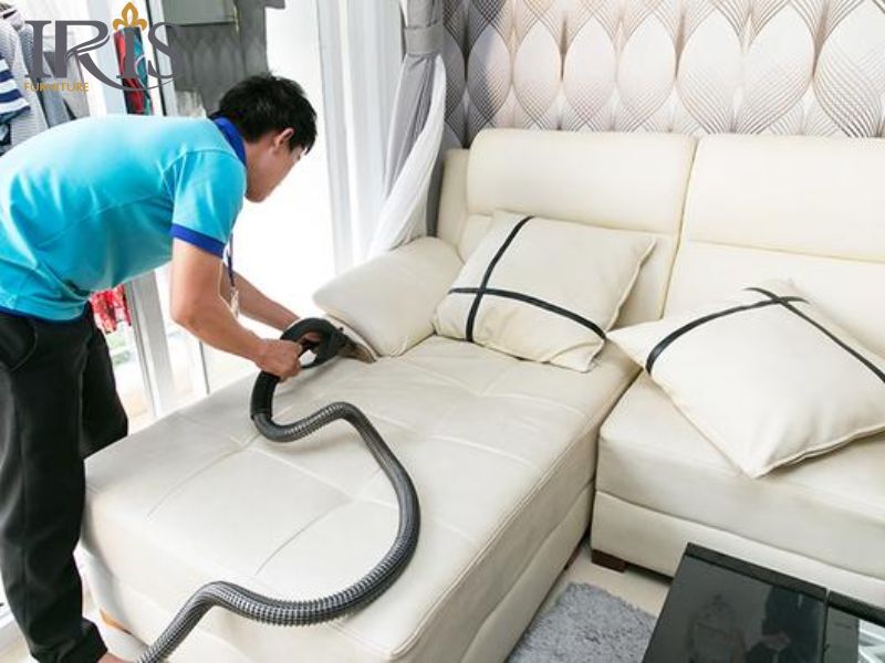 Hút bụi bẩn cho ghế sofa da trước khi vệ sinh
