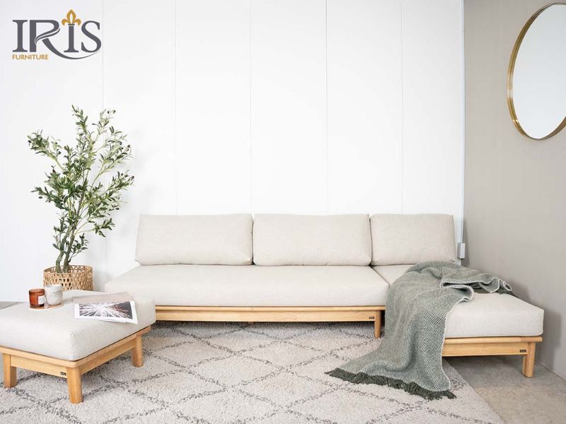 Không nên đặt sofa gỗ dưới ánh nắng trực tiếp