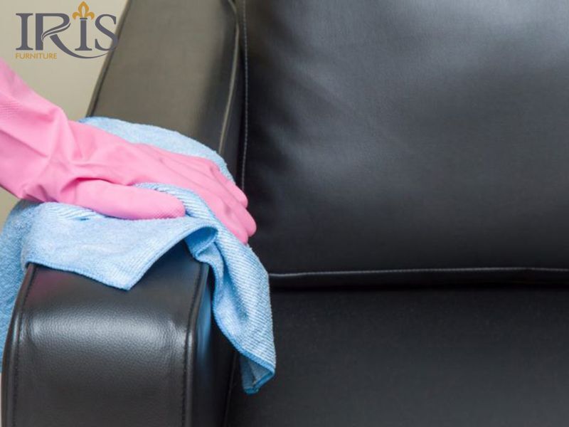 Lau khô ghế hoặc bật quạt để sofa da khô hoàn toàn