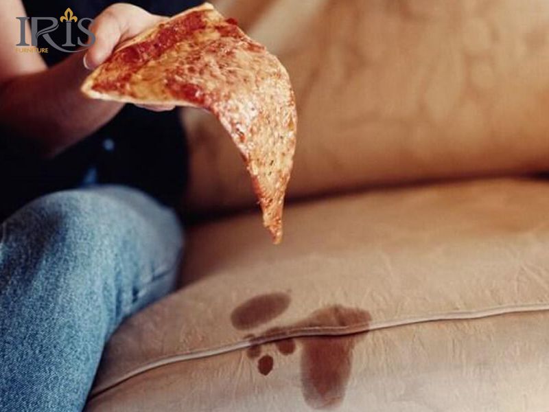 Vệ sinh sofa khi bị dính bẩn bởi đồ ăn & thức uống