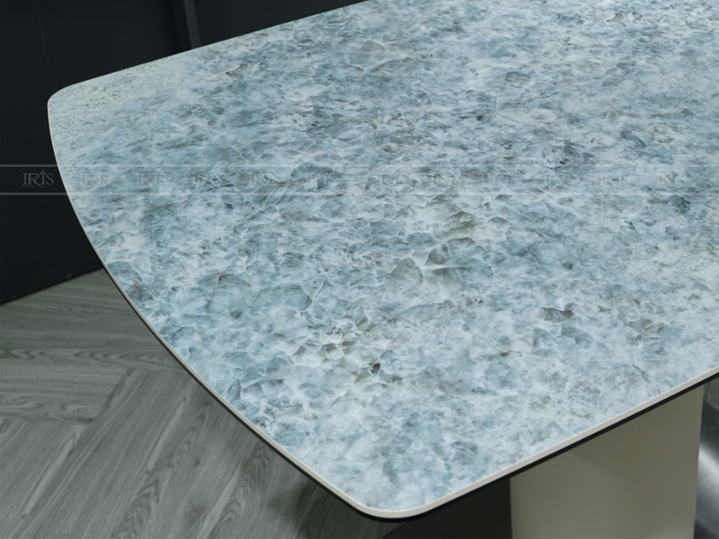 Chất liệu bàn ăn kéo dài tại IRIS gồm đá Ceramic và đá cẩm thạch Ý bền đẹp, sang trọng